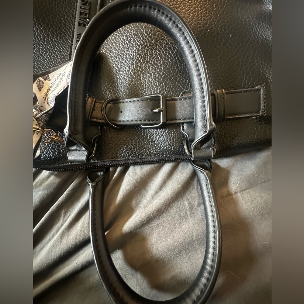 Like New Steve Madden Black Pebbled Bag w/Belt, Scarf, Gold Chain, Blk Hardware - Picture 5 of 9